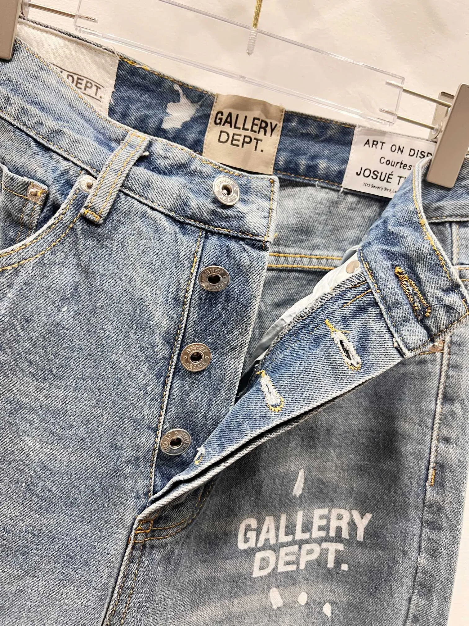 P240 Style number: (A004) GALLERY DEPT. 2025 new splash-ink hand-painted letters splicing couple style loose washed flared jeans 🔥High version🔥High version🔥 Top ceiling quality Styles with different washed textures are very friendly to people with thin legs and thick legs. The slightly flared version is very flattering. Moderate length that never goes out of style, easy to match with casually, basic styling for various styles, a must-have in the wardrobe! The fabric is stiff but also makes the upper body soft without losing texture. The washing process is even more perfect. It is a must-have item for everyone! ! ! Washed wheat, tag, pants label, three complete labels Color: washed black, washed blue Size: 28, 30, 32, 34 (four sizes)